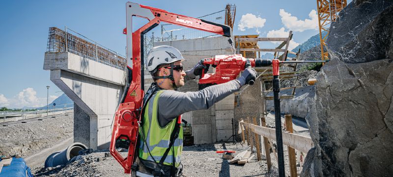 EXO-T-22 Vyvažovač nářadí Exoskeleton na tělo pracovníka, je určen pro odlehčení nářadí při práci na stavbě. Má aktivní rozložení hmotnosti nářadí tak, že má při práci zdánlivě „nulovou tíhu“. Je to velká pomoc pro náročné bourání nebo vrtání stěn (platforma baterie Nuron). Použití 1