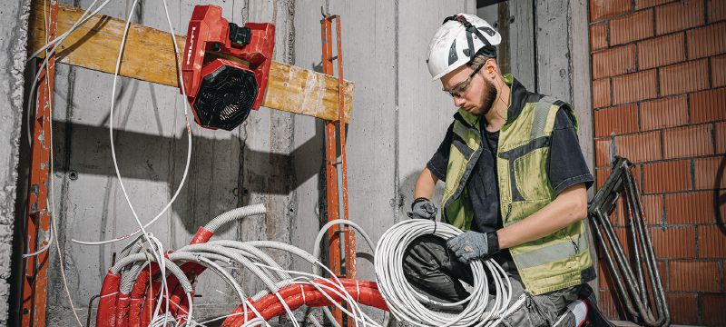 Akumulátorový ventilátor na pracoviště KCF 4-22 Výkonný ventilátor na pracoviště s celodenní výdrží akumulátoru, otočnou hlavicí a závěsnými háky, který se hodí k ochlazení a ventilaci pracoviště (platforma akumulátoru Nuron) Použití 1