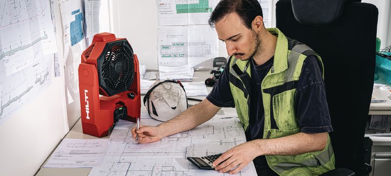 Akumulátorový ventilátor na pracoviště KCF 4-22 Výkonný ventilátor na pracoviště s celodenní výdrží akumulátoru, otočnou hlavicí a závěsnými háky, který se hodí k ochlazení a ventilaci pracoviště (platforma akumulátoru Nuron) Použití 1